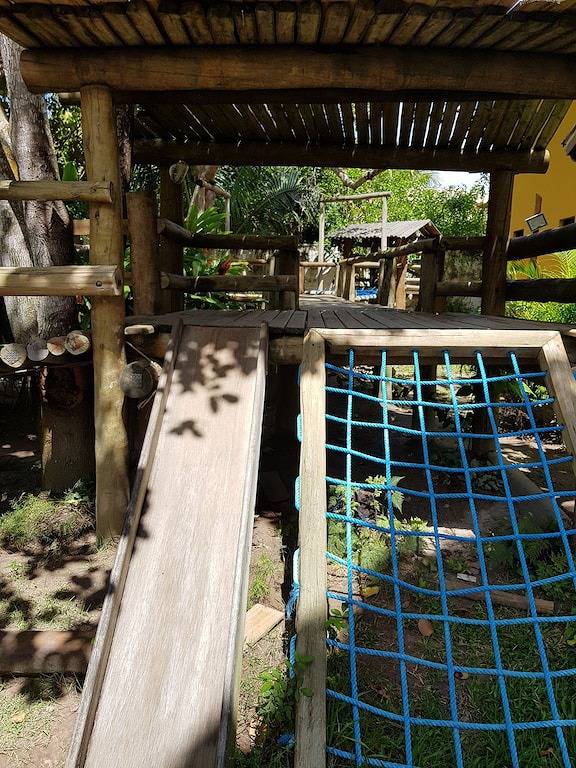 Sehr schönes Hotel mit einem Pool, ein Spielzimmer, usw. 10 min. der Strand. in Camaçari, Linha Verde