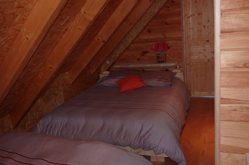 New chalet made with traditional wood with private pond in Mazet-Saint-Voy, Massif Central