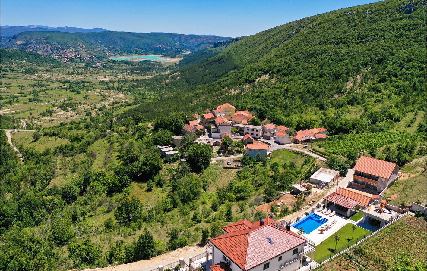 Gemütliche 1-Zimmer-Wohnung mit Pool und Terrasse in der Nähe des Flusses Vrbica in Makarska Riviera