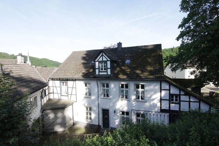 Ferienhaus für 24 Personen, mit Whirlpool und Terrasse sowie Garten und Sauna in Hellenthal