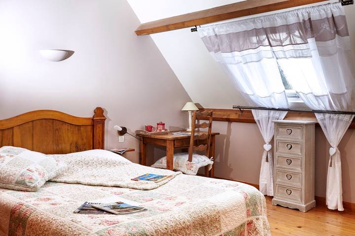 Maison de vacances 'Gite 12 Pers À 15kms De La Plage' avec jardin privé et Wi-Fi in Plouégat-Moysan, Région de Morlaix