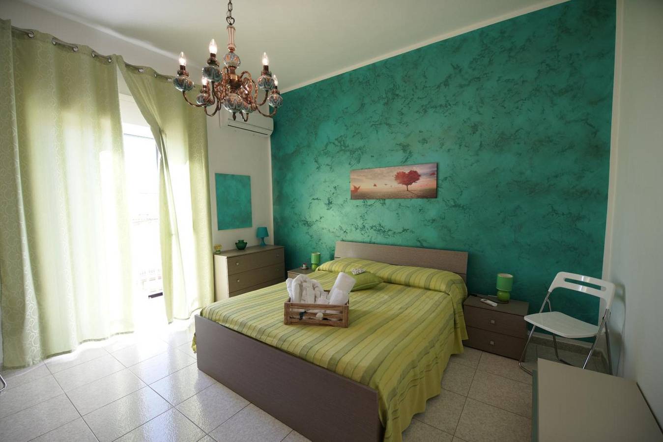 'B&B Nodo Francescano - Camera Verde' con vista mare, Wi-Fi e aria condizionata in Porto Empedocle, Provincia di Agrigento