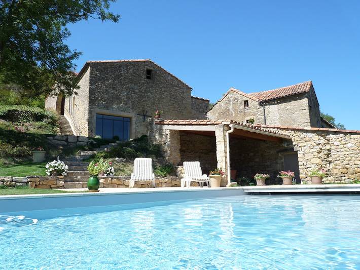 Gîte pour 12 personnes, avec jardin ainsi que terrasse et piscine