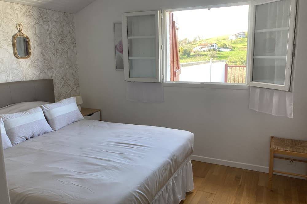 Appartement entier, Belle location à 5 km des thermes de cambo les bains dans une ancienne ferme . in Hasparren, Région de Bayonne
