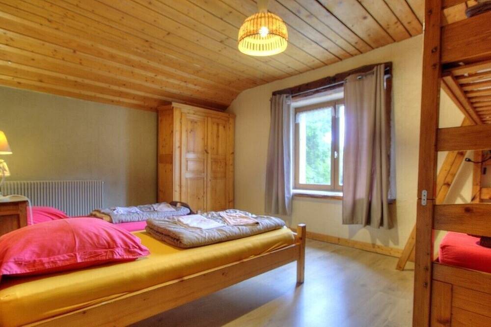Gite-Ferme/Auberge 15 pers, en pleine nature avec piscine in Haut-Valromey, Nantua