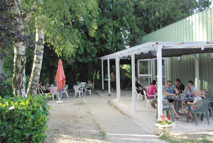 Camping pour 4 personnes, avec jardin ainsi que terrasse et piscine dans la Sarthe - 4