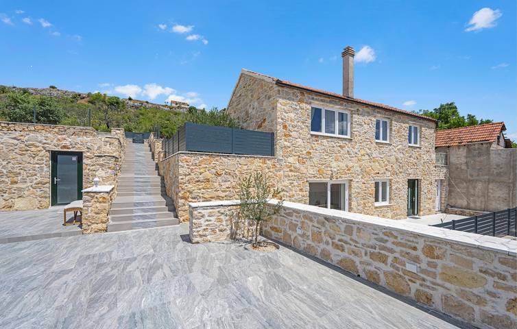 Modernes Apartment mit Pool, Parkplatz und WLAN in Skradin, Šibenik-Knin