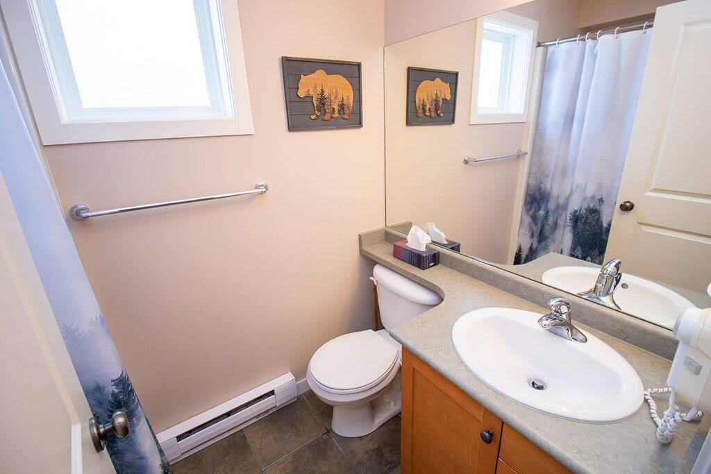 Ganze Wohnung, The Glade Escape | Ski-in/out Village Location | Private Hot Tub | Gas Fireplace in Big White