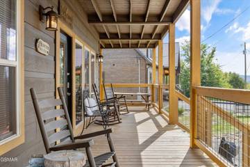 Vacation Rental for 16 Guests in Douglas Lake, Sevier County, Picture 2