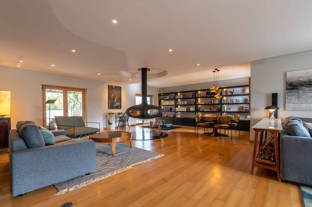 Villa completa com piscina coberta e campo de padel.Perto da praia. Acomoda 14. in Praia do Magoito, São João das Lampas e Terrugem