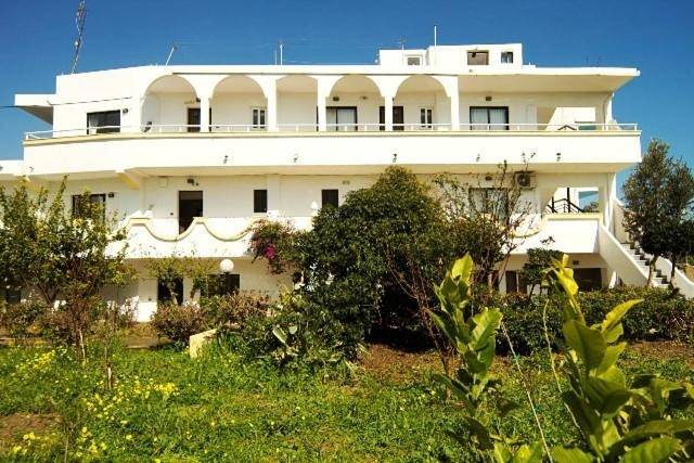 Vakantieappartement voor 4 personen, with uitzicht and tuin as well as terras in Faliraki