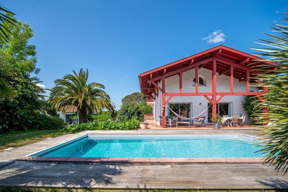 Villa d' Arcangues neo-basque 4*, swimming pool and palm trees 10 minutes from Biarritz in Arcangues, Bayonne region
