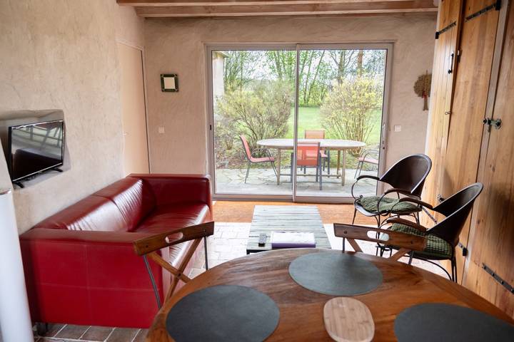 Gîte pour 4 personnes, avec piscine ainsi que jardin et terrasse