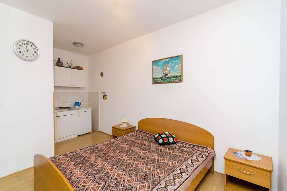 Ganze Wohnung, Apartments & Room Bluemoon - Einfaches Studio-Apartment mit Terrasse und seitlichem Meerblick (Apartment 15) in Molunat, Dubrovnik-Neretva