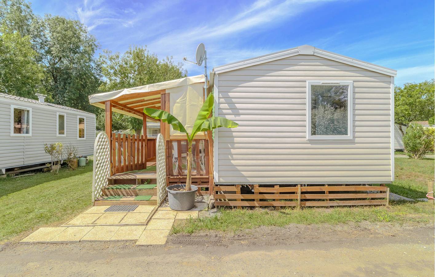 Mobil-home confortable avec piscine, jardin et parking à 1 km de La Grande Conche in Saint-Georges-de-Didonne, Côte de Beauté