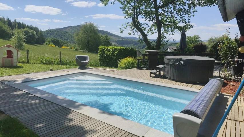 Vakantiewoning voor 6 personen, with Whirlpool and Terras as well as Tuin and Zwembad in Stoumont