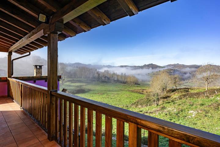 Hel lejlighed, Apartment 'Picos' with Mountain View, Shared Garden and Wi-Fi in Cangas de Onís, Costa Verde (Spanien)