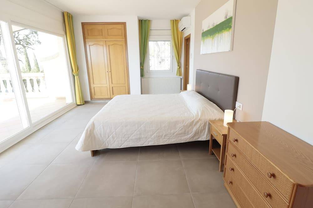 Disfruta de esta casa con fantásticas vistas, piscina y jardín privado situada en Can Isaac, Palau Saverdera, Costa Brava in Palau Sabardera, Alt Empordà