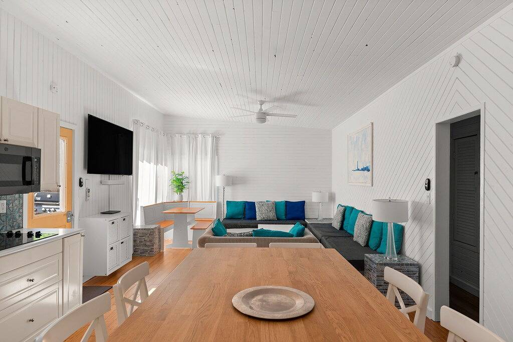 Aktualisiertes Haus mit großartiger Lage, geräumigem Wohn- und Außenbereich! in Fire Island, Suffolk County