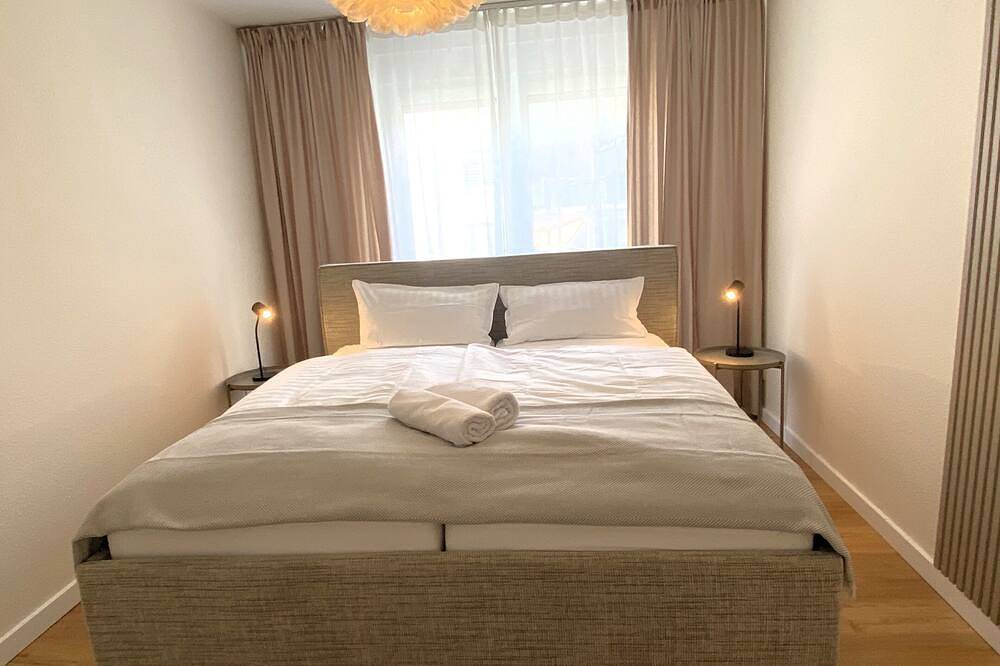 Ganze Wohnung, 5 Min von der Hochschule enfernt - Familien-Apartment mit Balkon & Kinderbett in Gera, Ostthüringen