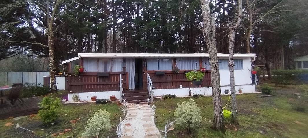 Camping pour 4 personnes, avec piscine ainsi que terrasse et jardin, animaux acceptés