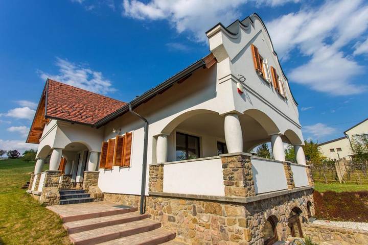 Gîte pour 10 personnes, avec terrasse et jardin ainsi que sauna et jacuzzi à Szigliget - 2