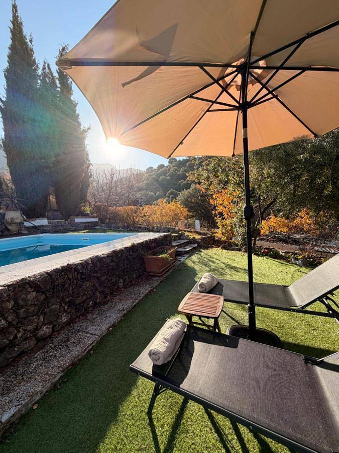 Casa rural para 13 personas, con vistas además de jardín y piscina, Se admiten mascotas en Güejar Sierra