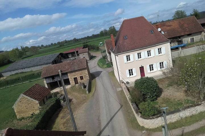 Location de vacances pour 10 personnes, avec jardin à Viry (Saône-et-Loire)