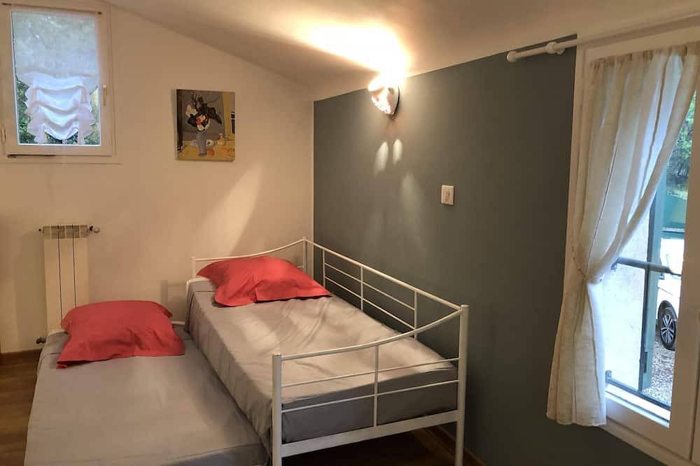 In het hart van 4600m2 eiken, rustig: zwembad, tennis, jeu de boules, privé in Flayosc, Draguignan en omgeving