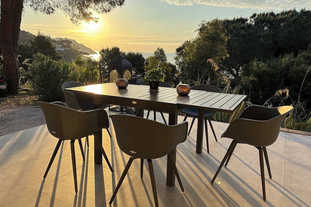 House with sea view sorrounded by a beautiful garden in Cala di Mola, Naregno