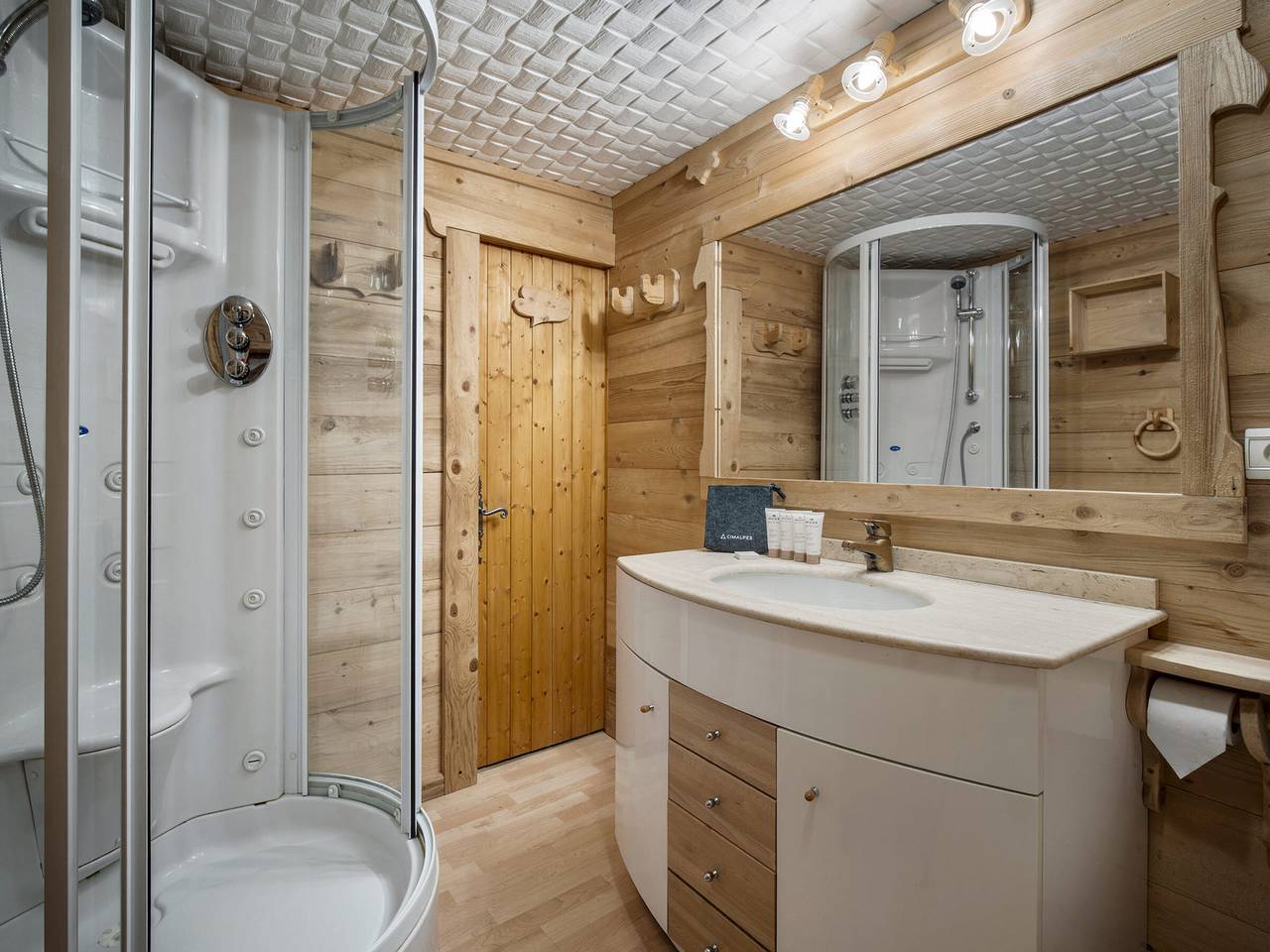 Authentisches Chalet in Courchevel 1850 mit Terrasse und Parkplatz in Courchevel 1850, Saint-Bon-Tarentaise