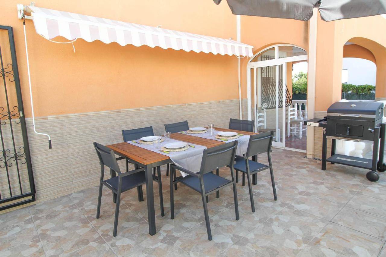 Great villa, Sea views, 20 secs walk to the beach, Bbq, 9 people, 5 mins car from Alicante city center, sailing club 3 mins walk in El Barrio, Alicante