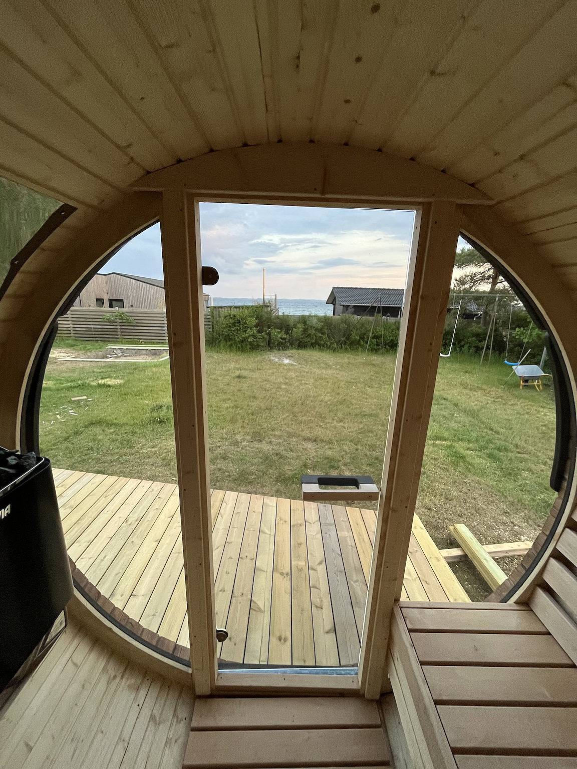 Ferieidyl med udsigt over vandet og stor have in Følle Strand, Syddjursland