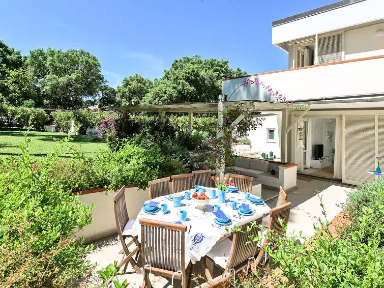 Villa Bliss: Luxe Apartment with Parking, A/C & Garden, 800m to Beach in Castiglione della Pescaia, Grosseto Province
