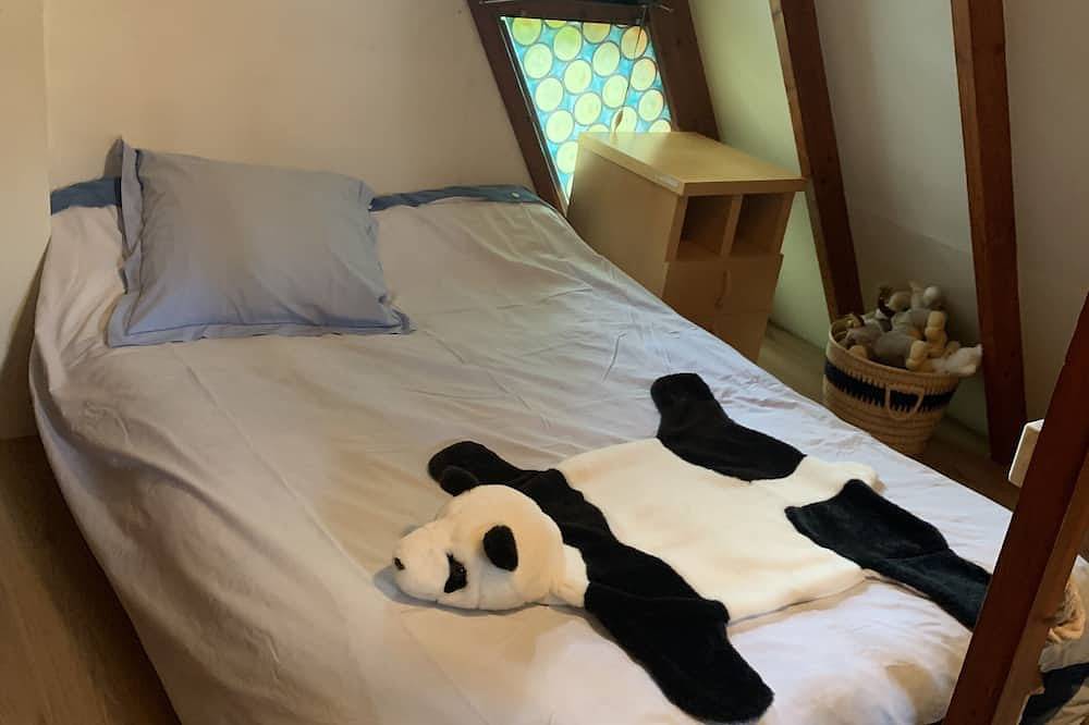 Pretty atypical chalet by the sea with a 2500 m² garden in Ver-sur-Mer, Côte de Nacre