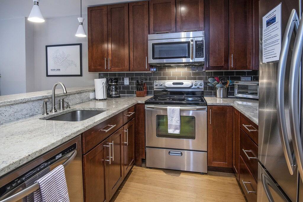 Ganze Wohnung, Steps from Riverfront Gondola, Modern Cozy Condo, Free Underground Parking in Avon, Beaver Creek