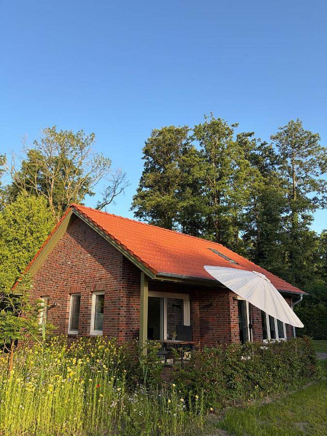 Ferienhaus für 4 Personen, mit Terrasse und Garten sowie Seeblick und Ausblick in Zwischenahner Meer
