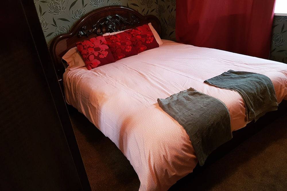 2 bedroom bungalow in Romford sleeps 7 in Havering, London