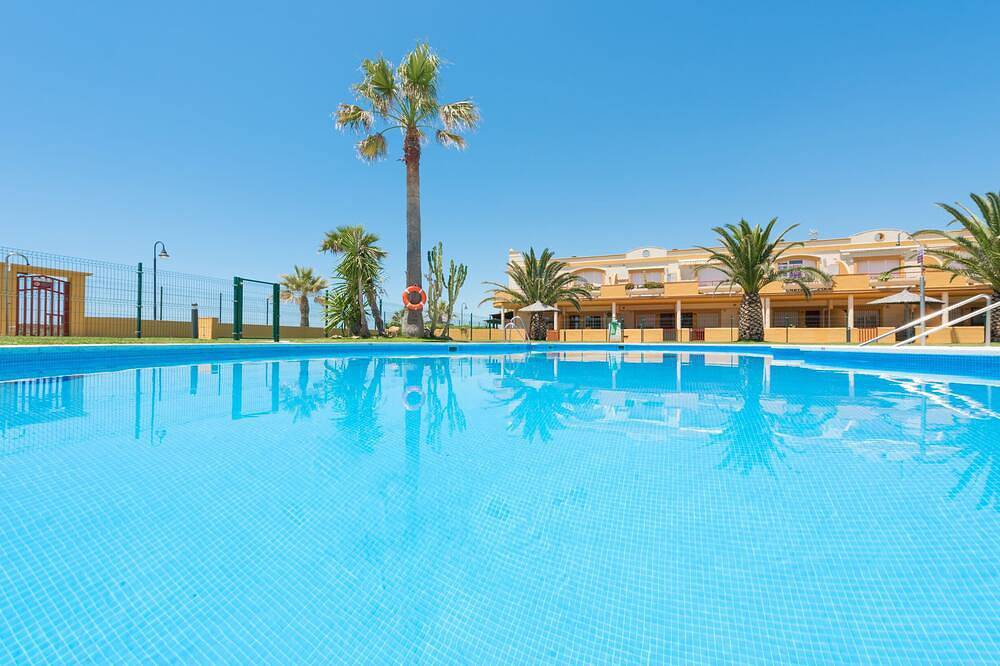 Entire apartment, Beachfront apartment in Tarifa with pool in Playa de Los Lances, Tarifa