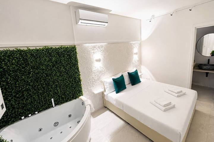Dream Wellness Suite \"Romantic Suite with Private Jacuzzi - Center of Barletta\" in Lido bella Venezia, Barletta
