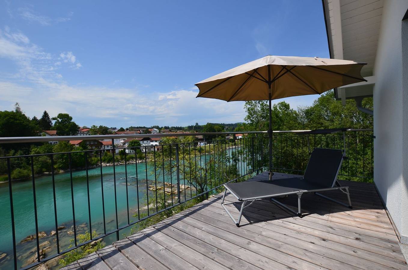 Ganze Wohnung, Moderne Ferienwohnung mit Fluss- und Bergblick in Oberbayern, Balkon und Wlan in Prem, Bayerische Alpen
