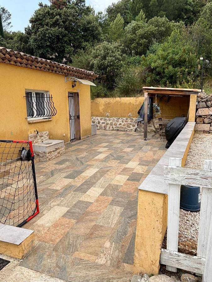Gîte pour 6 personnes, avec terrasse ainsi que vue et piscine à Méounes-lès-Montrieux - 4