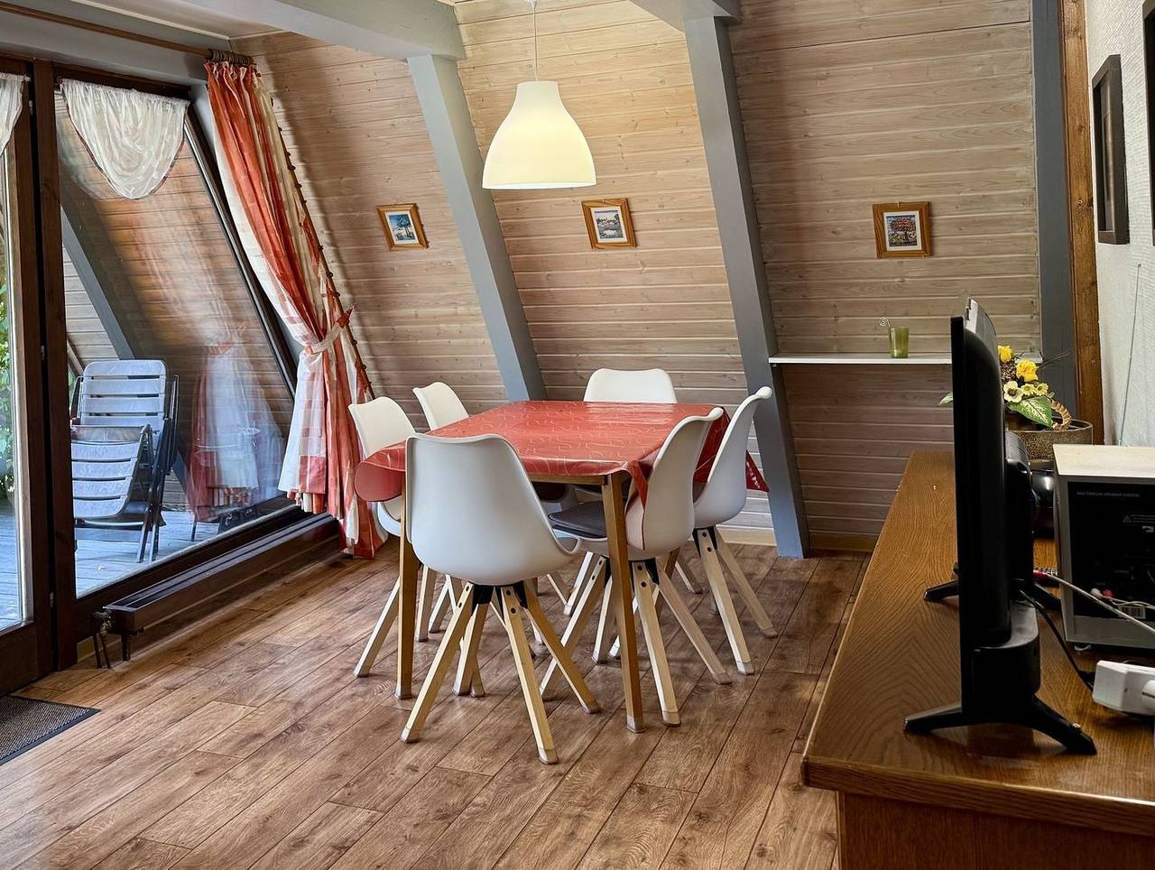 Voll ausgestattetes Ferienhaus "Winnetou" Nr.27 im Grünen mit Terrasse in Waldbrunn, Neckar-Odenwald-Kreis