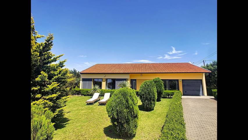 Location de vacances pour 4 personnes, avec terrasse et jardin dans Achadas da Cruz