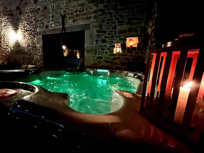 Location de vacances pour 7 personnes, avec piscine ainsi que jardin et jacuzzi à Chavagnac - 3