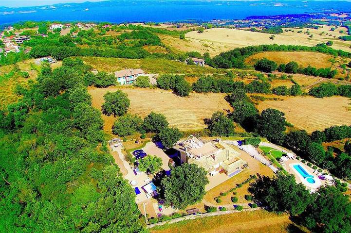 Villa with enchanting view of the lake, private swimming pool and whirlpool in Montefiascone, Provincia de Viterbo