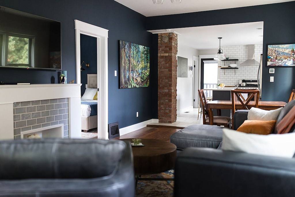 Executive Luxury heritage home with lake views minutes from shops, beach & ski! in Nelson, Whitewater Ski Resort