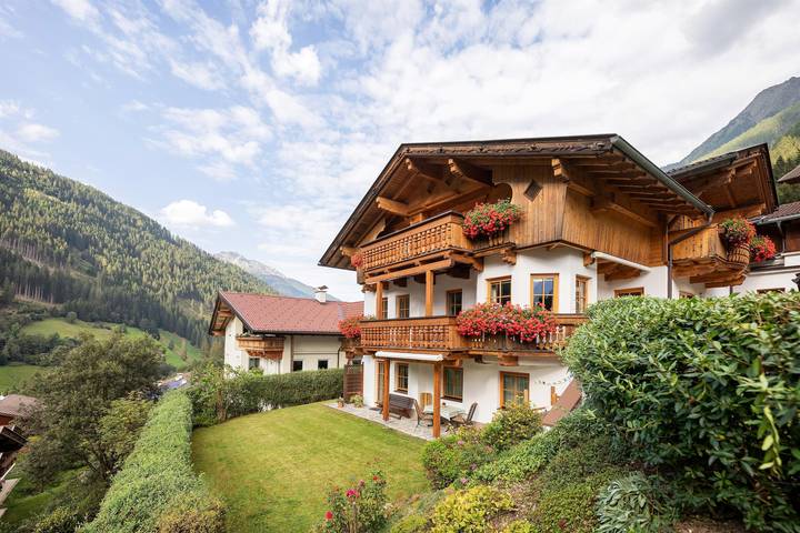 Ferienwohnung für 4 Personen, mit Terrasse und Garten sowie Ausblick, kinderfreundlich im Stubaital