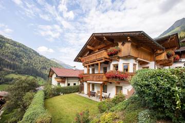 Gîte pour 4 personnes, avec jardin ainsi que terrasse et vue, adapté aux familles à Neustift im Stubaital