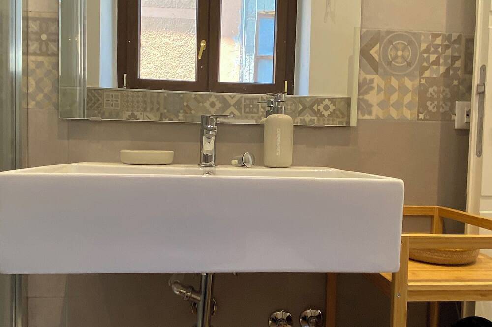 Geheel appartement, Santa Cristina Suites Balcony with a View in Bolsena, Meer van Bolsena